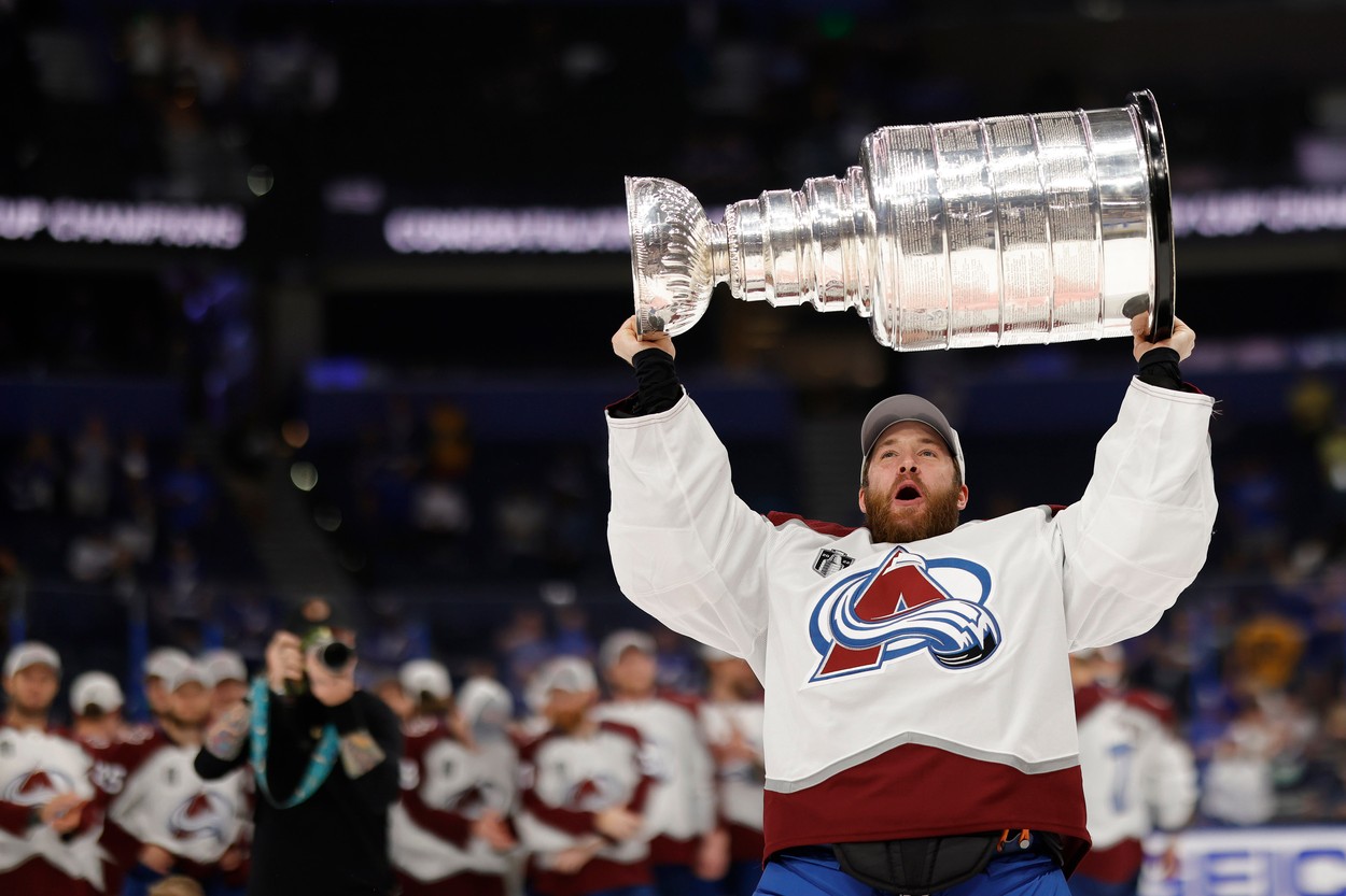 Brankář Pavel Francouz z týmu Colorado Avalanche oslavuje vítězství ve Stanley Cupu NHL - Stanley Cup informace, historie, vítězové, Češi, zajímavosti Stanleyova poháru