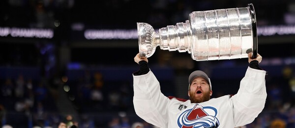 Brankář Pavel Francouz z týmu Colorado Avalanche oslavuje vítězství ve Stanley Cupu NHL - Stanley Cup informace, historie, vítězové, Češi, zajímavosti Stanleyova poháru