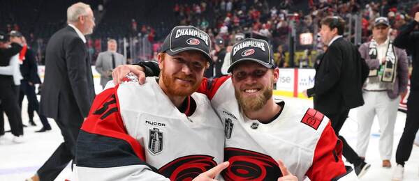 Dva dánští vítězové Stanley Cupu za sezonu 2025/26: Brankář Frederik Andersen (vlevo) a útočník Nikolaj Ehlers