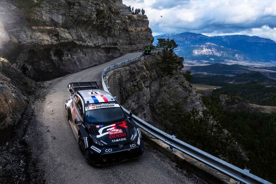 Závody WRC jsou úžasnou podívanou. Na snímku Sébastien Ogier, jeden z&nbsp;nejlepších rallye jezdců všech dob.