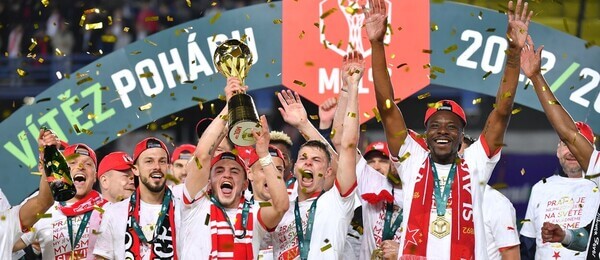 Hráči Slavie se radují ze zisku MOL Cupu v sezoně 2022-23