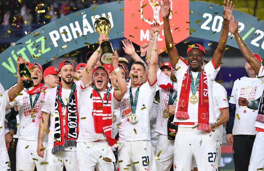Hráči Slavie se radují ze zisku MOL Cupu v sezoně 2022-23