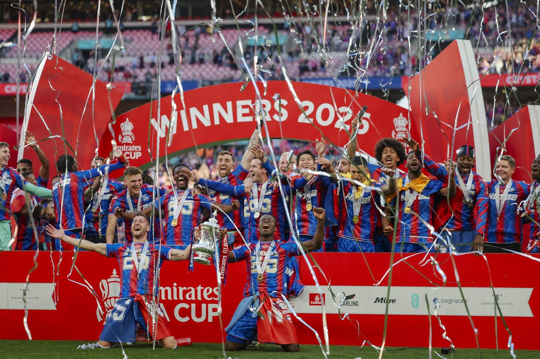 Fotbalisté Crystal Palace slaví triumf v FA Cupu za rok 2025