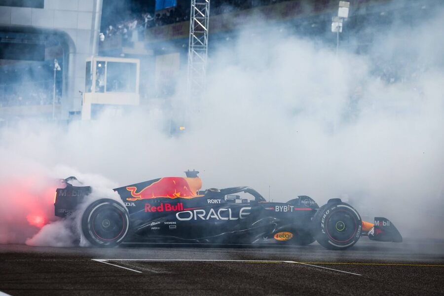Max Verstappen slaví vítězství ve Velké ceně Abu Dhabi F1