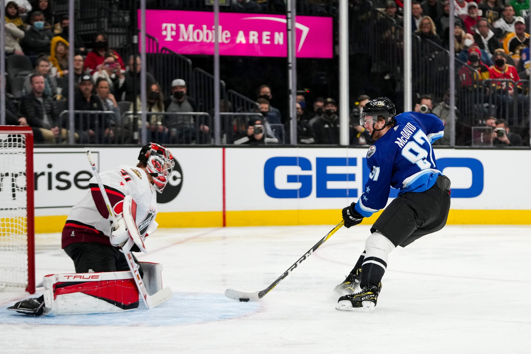 Hokejisté Frederik Andersen a Connor McDavid během utkání hvězd NHL - NHL All Star Game informace, soupisky, program, historie a Češi - foto Profimedia