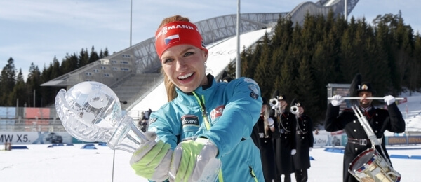 Biatlon Gabriela Koukalová s trofejí Světový pohár - Zdroj ČTK, AP, Heiko Junge