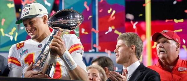 Kansas City Chiefs vyhráli Super Bowl v roce 2023, quarterback Patrick Mahomes s trofejí