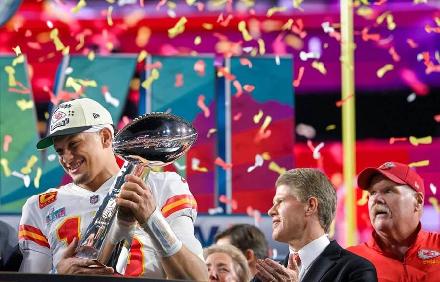 Kansas City Chiefs vyhráli Super Bowl v roce 2023, quarterback Patrick Mahomes s trofejí
