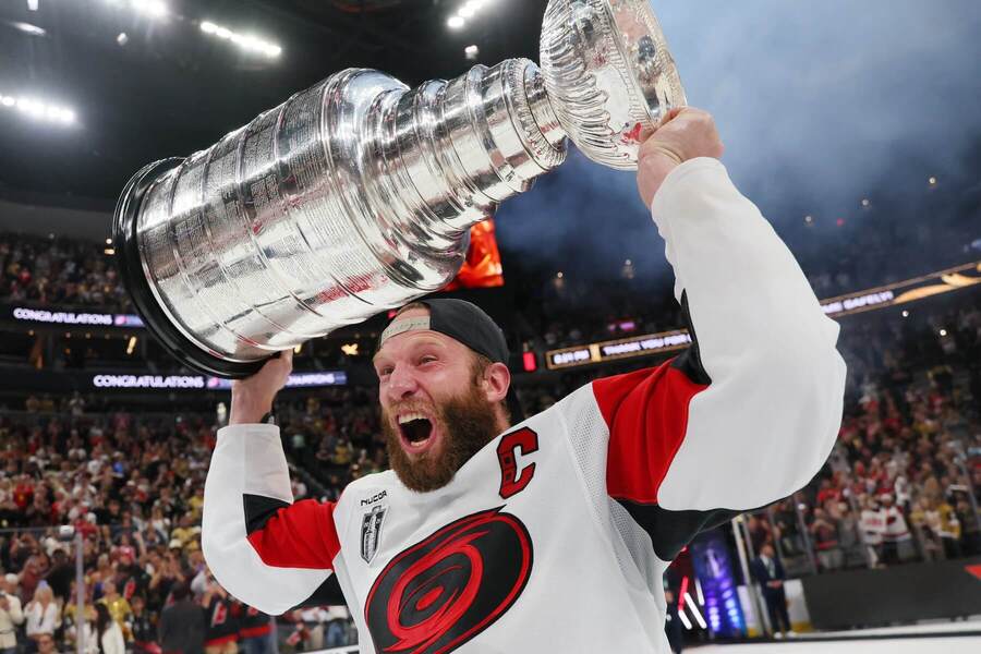 Kapitán Caroliny Jordan Staal slaví zisk Stanley Cupu