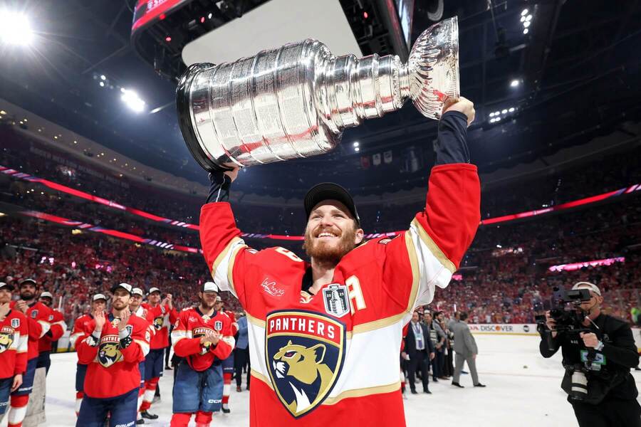 Útočník Floridy Matthew Tkachuk zvedá nad hlavu Stanley Cup