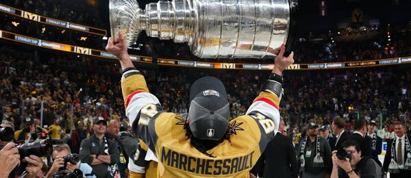Hokejista Jonathan Marchessault z Vegas Golden Knights po vítězství Stanley Cupu v play off NHL - NHL playoff program, výsledky, pavouk, stav série, kde sledovat živě