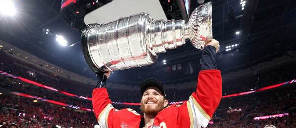 Útočník Floridy Matthew Tkachuk zvedá nad hlavu Stanley Cup