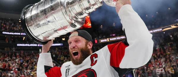 Kapitán Caroliny Jordan Staal slaví zisk Stanley Cupu