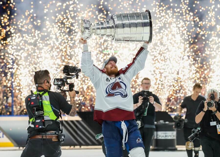 Hokejista Gabriel Landeskog z Colorado Avalanche po vítězství Stanley Cupu v play off NHL - NHL playoff program, výsledky, pavouk, stav série, kde sledovat živě