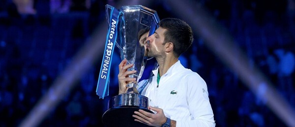 Tenis, ATP, Novak Djokovič s trofejí pro vítěze Turnaje mistrů 2022