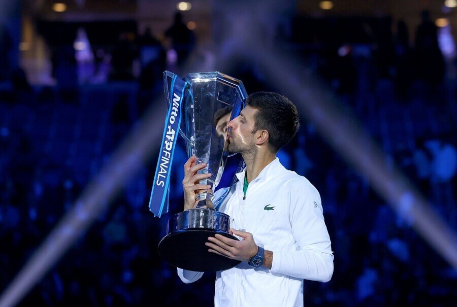 Tenis, ATP, Novak Djokovič s trofejí pro vítěze Turnaje mistrů 2022