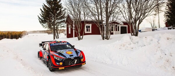 Rally, WRC, Oliver Solberg s autem Hynudai při domácí sněhové Rally Švédsko
