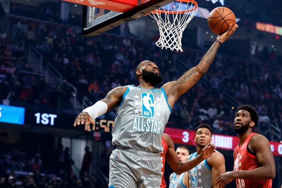 Basketbalista LeBron James během NBA All Stars Game - zápas hvězd NBA - kde sledovat basketbal NBA All Star Game živě a online