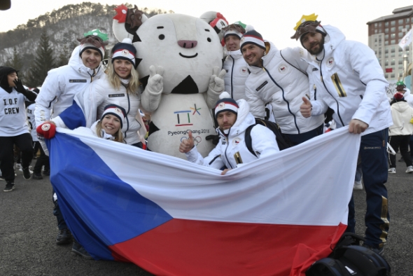 Čeští fanoušci na ZOH 2018 s maskotem