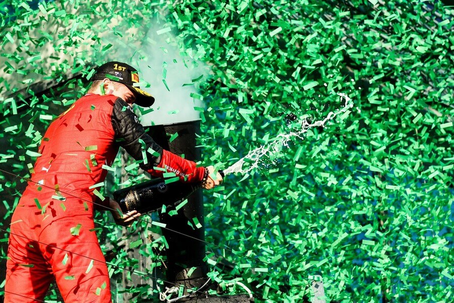 Charles Leclerc slaví vítězství ve Velké ceně Austrálie F1 2022