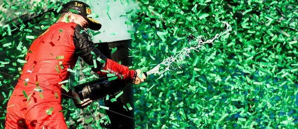 Charles Leclerc slaví vítězství ve Velké ceně Austrálie F1 2022
