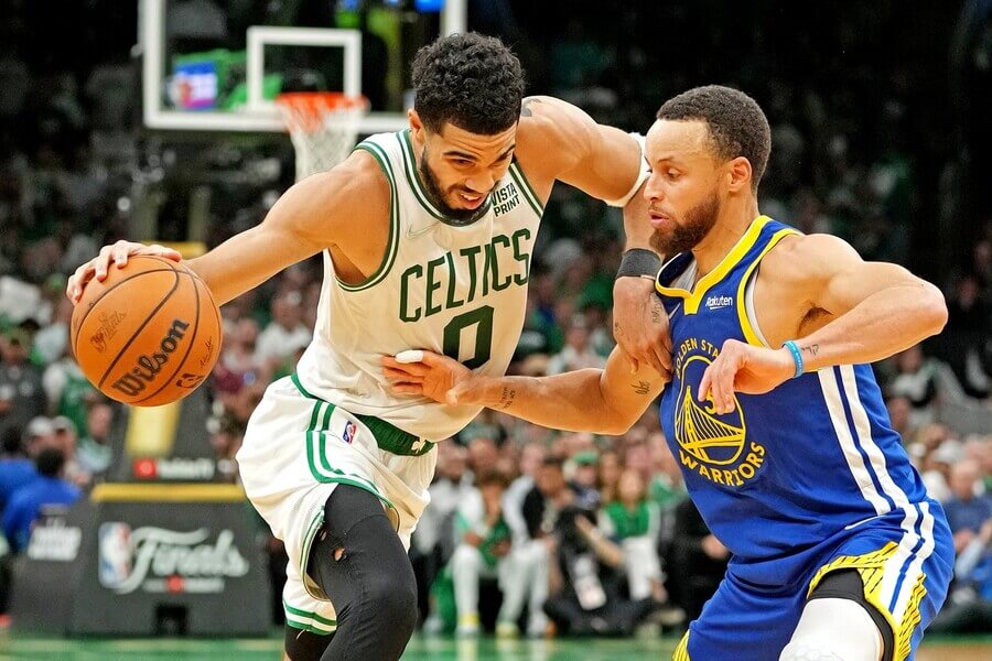 Basketbalisté Jayson Tatum z Boston Celtics a Stephen Curry z Golden State Warriors ve finále NBA - Play off NBA program, výsledky, pavouk, živé přenosy a online live stream