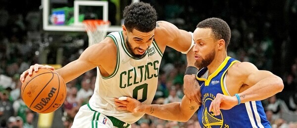 Basketbalisté Jayson Tatum z Boston Celtics a Stephen Curry z Golden State Warriors ve finále NBA - Play off NBA program, výsledky, pavouk, živé přenosy a online live stream