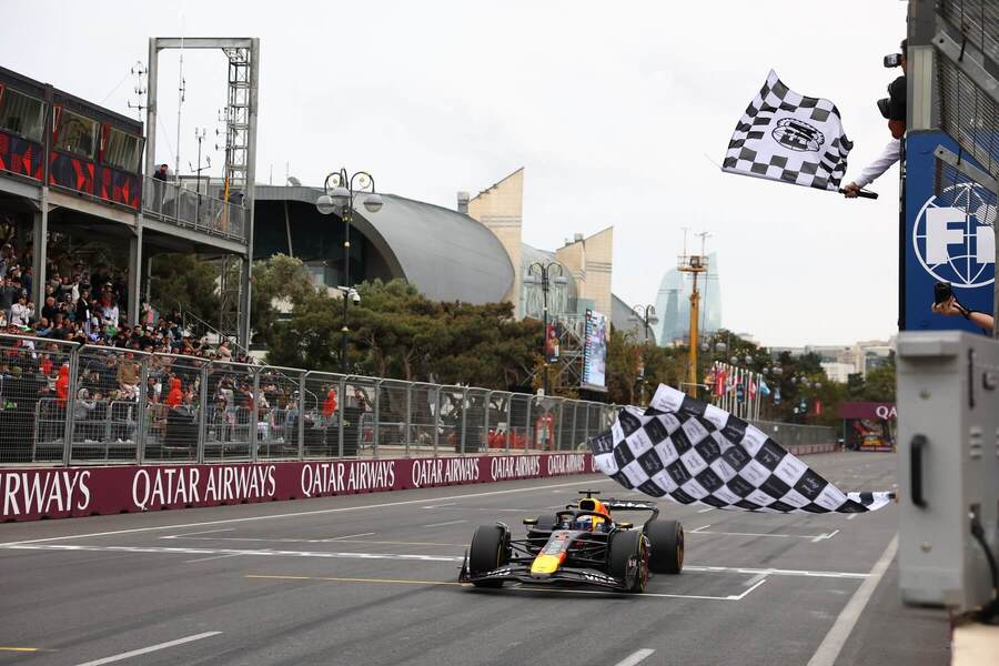 Dosud poslední závod v&nbsp;Baku vyhrál Max Verstappen. Kdo jej letos napodobí?