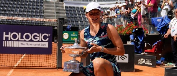 Tenis, WTA, Iga Swiatek s trofejí po vyhraném antukovém turnaji v Římě