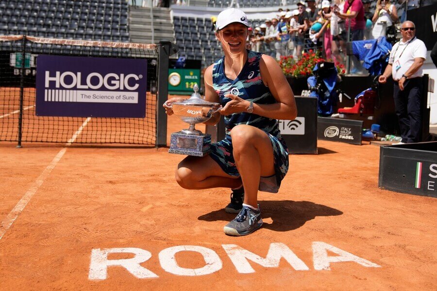 Tenis, WTA, Iga Swiatek s trofejí po vyhraném antukovém turnaji v Římě