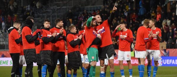 Čeští fotbalisté se radují z postupu na Euro 2024