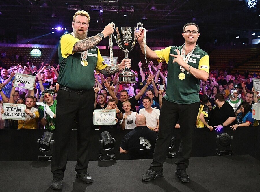 Šipky, PDC, Simon Whitlock a Damon Heta z Austrálie, vítězové týmového World Cup of Darts