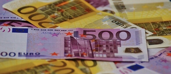 Peníze - bankovky 500 EUR a 200 EUR