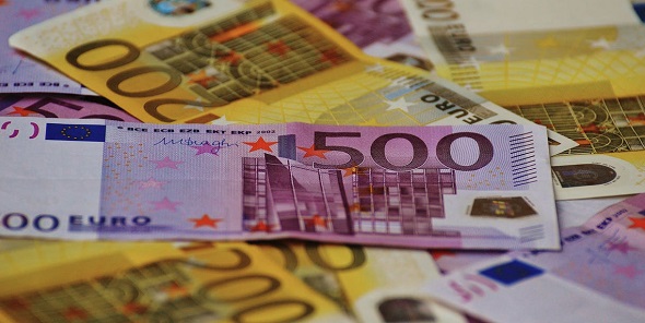 Peníze - bankovky 500 EUR a 200 EUR
