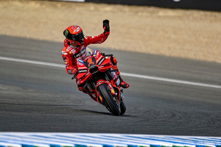 Motorsport, MotoGP, Francesco Bagnaia na své Ducati slaví vítězství
