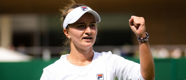 Tenis, Barbora Krejčíková a její vítězné gesto po zápase Wimbledonu v Londýně