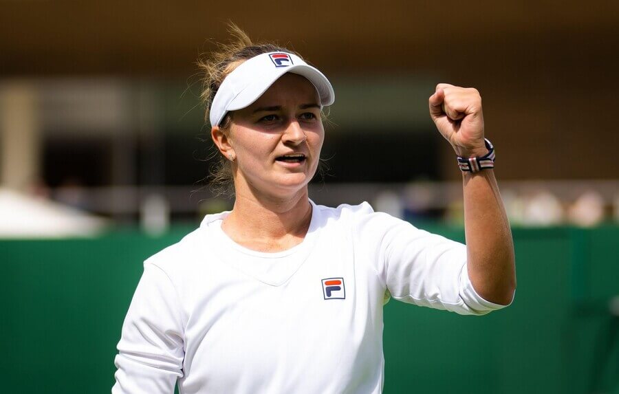 Tenis, Barbora Krejčíková a její vítězné gesto po zápase Wimbledonu v Londýně