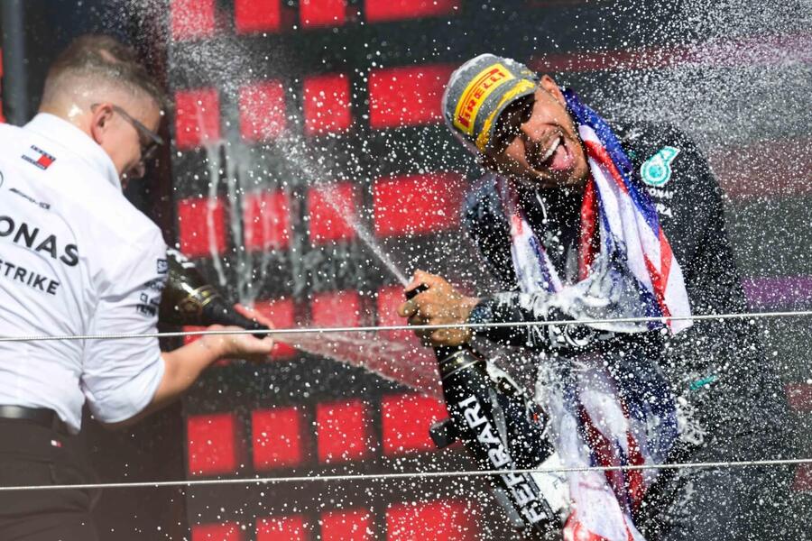 Lewis Hamilton slaví vítězství ve Velké ceně Velké Británie F1