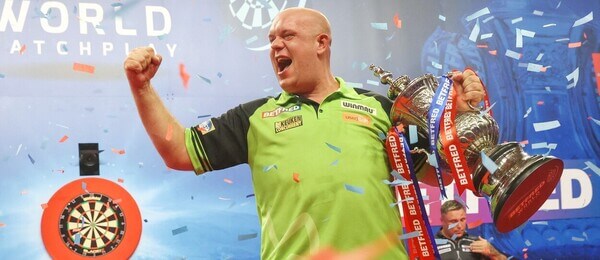 Šipky, PDC, Michael van Gerwen s pohárem pro vítěze turnaje World Matchplay