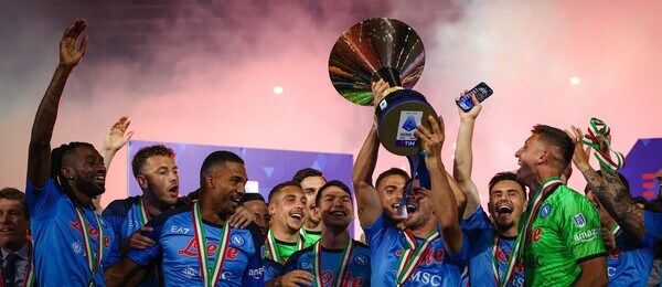 Hráči Neapole s pohárem pro vítěze italské Serie A