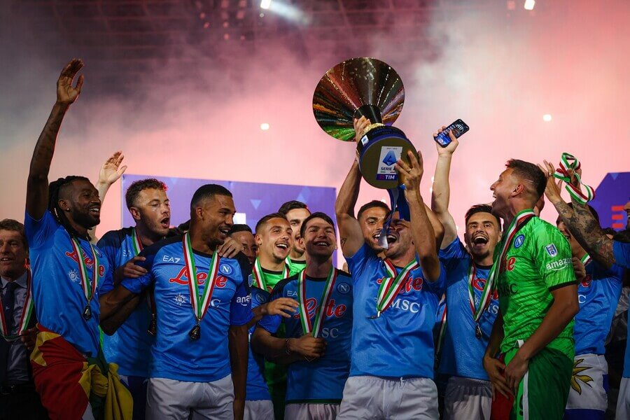 Hráči Neapole s pohárem pro vítěze italské Serie A