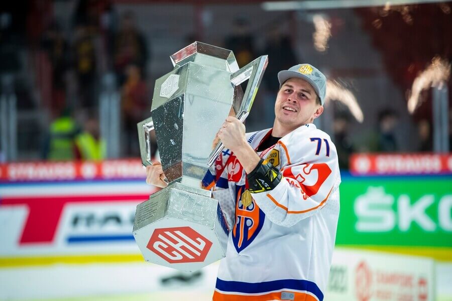 Kapitán finského týmu Tappara Kristian Kuusela s trofejí pro vítěze CHL - Liga mistrů v hokeji - program, výsledky, tabulka, informace, historie, živé přenosy