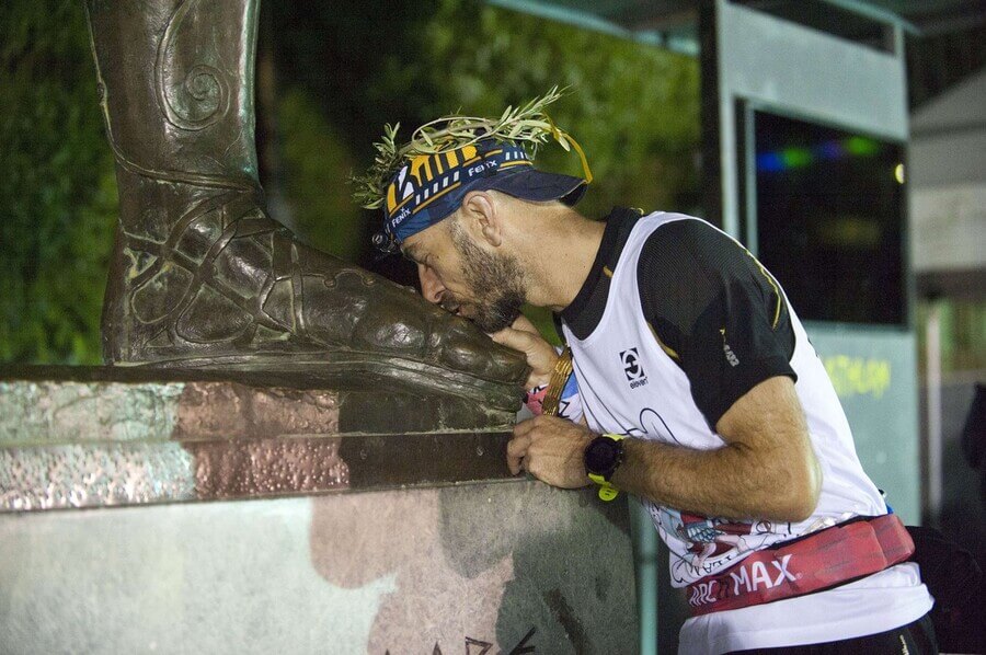 Spartathlon, Radek Brunner líbá nohu soše Leonida v cíli běžeckého závodu na 246 kilometrů