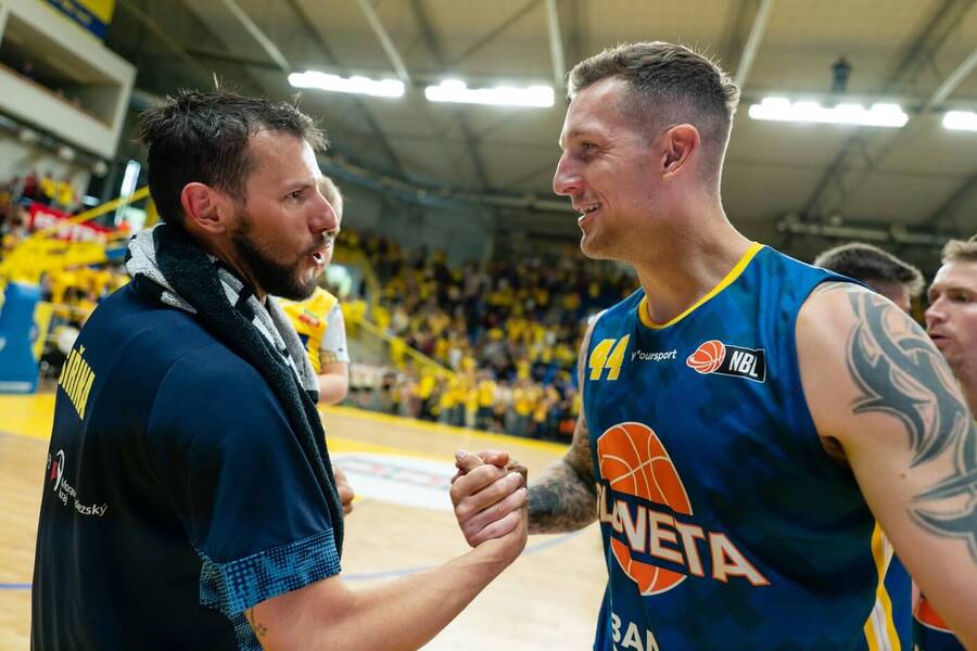 Jakub Šiřina z&nbsp;Opavy (vlevo) a&nbsp;Ladislav Pecka z&nbsp;Ústí nad Labem si podávají ruce