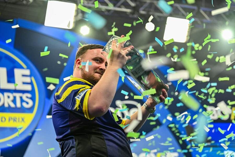 Šipkař Luke Littler s&nbsp;trofejí pro vítěze World Grand Prix Darts organizace PDC