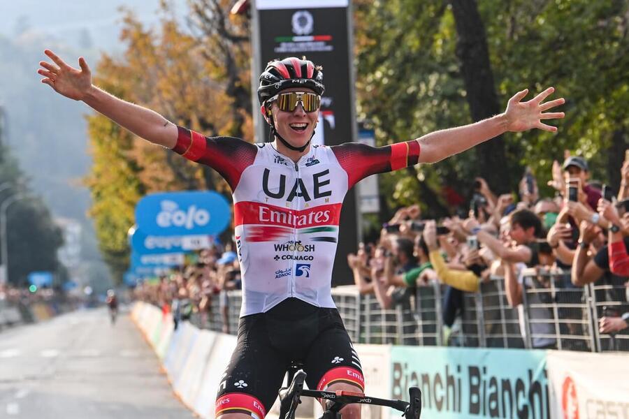 Cyklistika, UCI World Tour, Tadej Pogačar se raduje z vítězství na Il Lombardia - Okolo Lombardie, Itálie