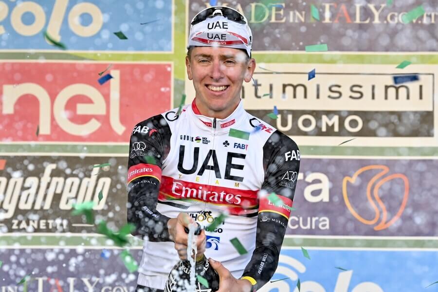 Tadej Pogačar slaví vítězství na Giro di Lombardia v roce 2021 - Profimedia