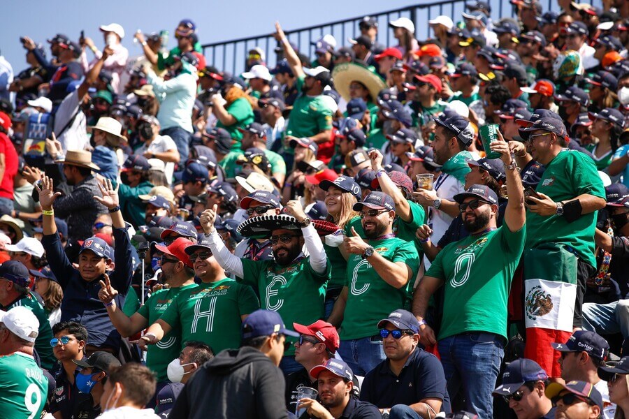 Velká cena Mexika F1 - mexičtí fanoušci Sergia Pereze na tribuně - Profimedia