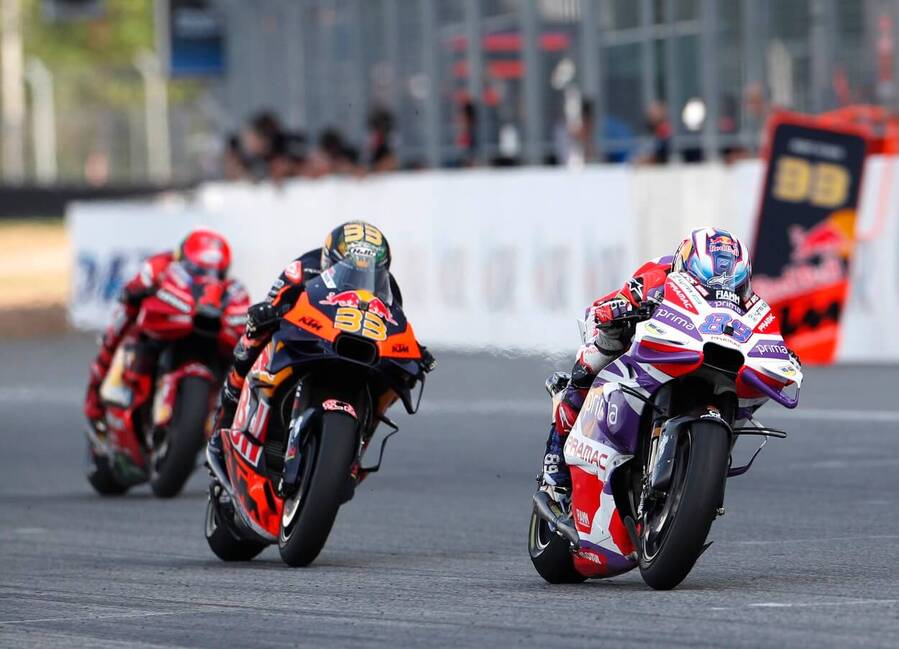Motorsport, MotoGP, Jorge Martin (vpravo), Brad Binder (vlevo) a Francesco Bagnaia (vzadu) při velké ceně Thajska