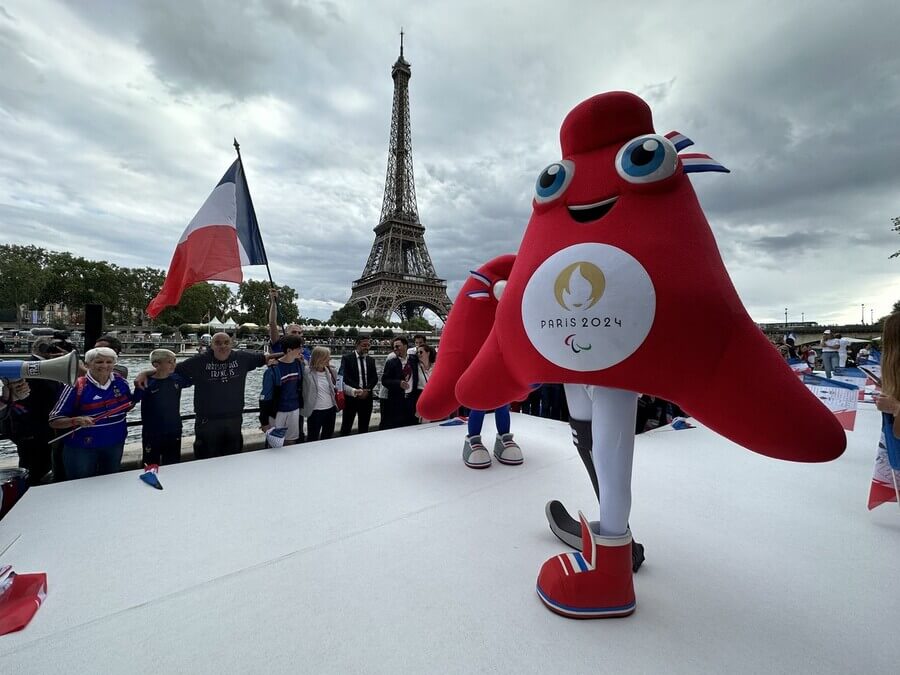 Letní olympijské hry v Paříži 2024, maskoti Phryges u Eiffelovy věže